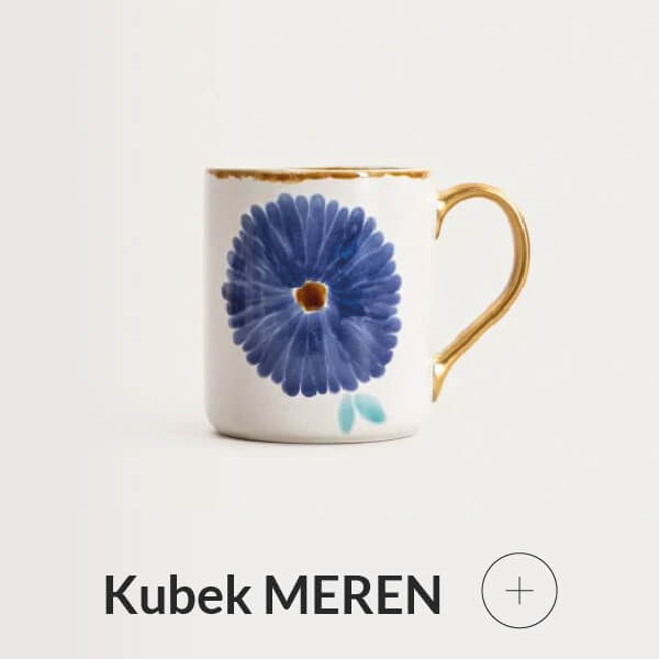Kubek z niebieskim kwiatem i złotym uchem