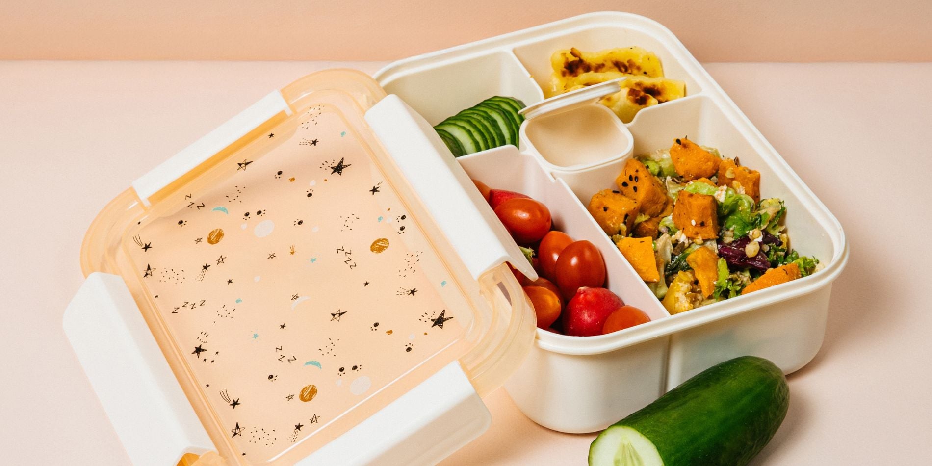 lunchbox do szkoły pełen zdrowych produktów_ obraz zawiera elementy wygenerowane przez AI