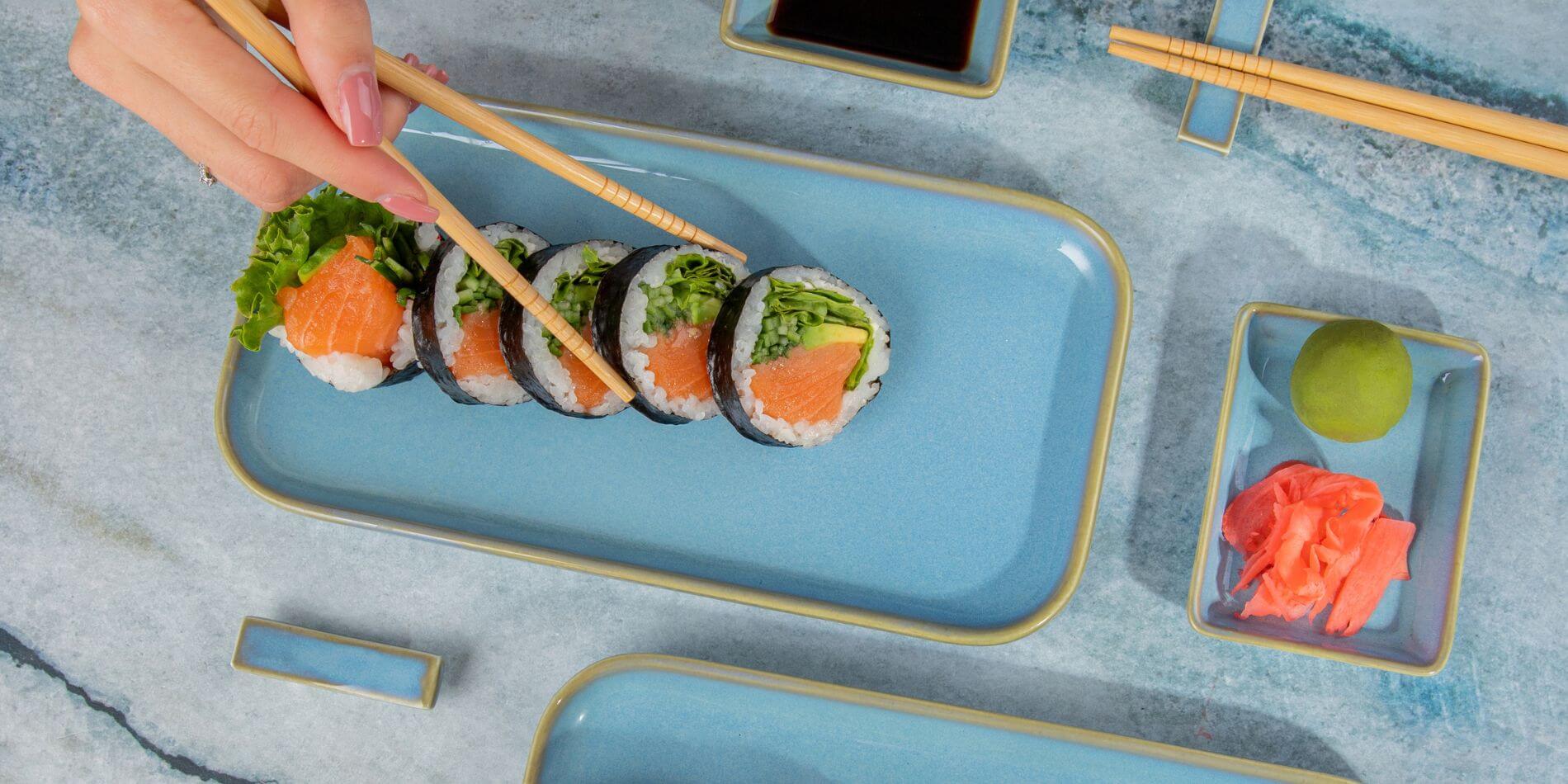 komplet półmisków do serwowania sushi i dań kuchni japońskiej-obraz-zawiera-elementy-wygenerowane-przez-ai