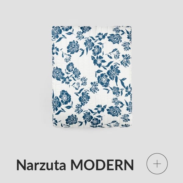 Narzuta w niebieskie kwiaty